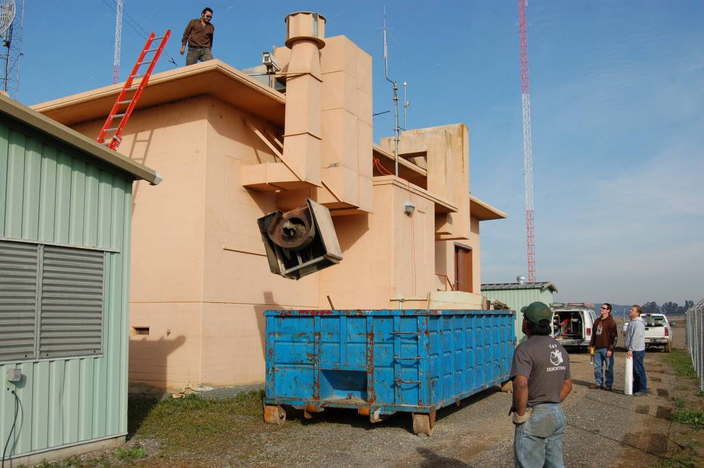offdaroof2.jpg - 88185 Bytes