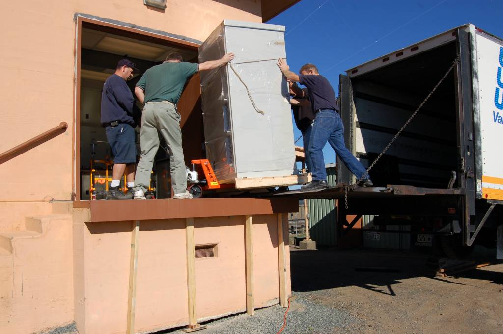 power_supply_gets_off_truck.jpg - 78642 Bytes